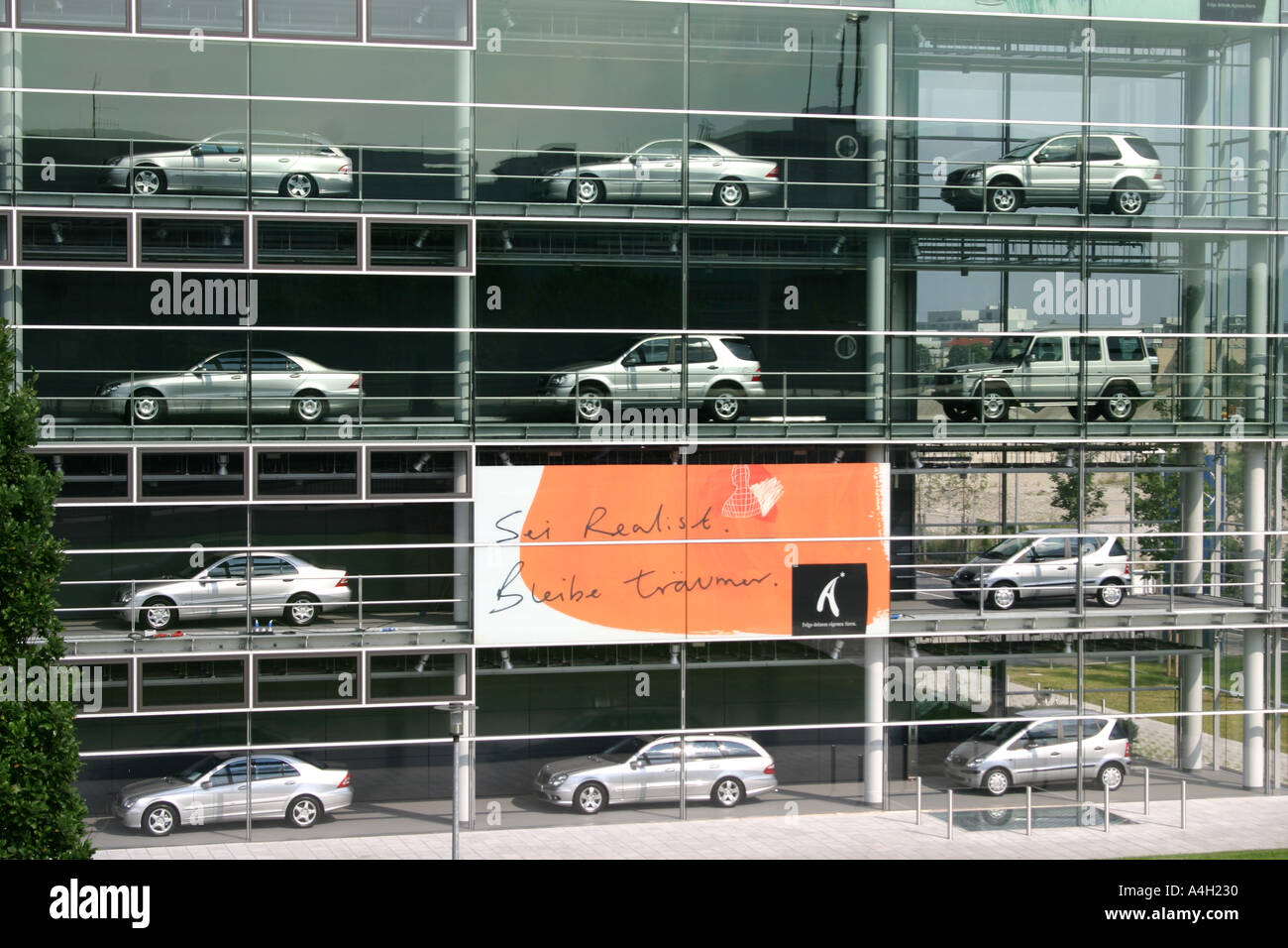 Daimler Chrysler Haus Showroom mit philosophischen Schilder München Bayern Deutschland Stockfoto