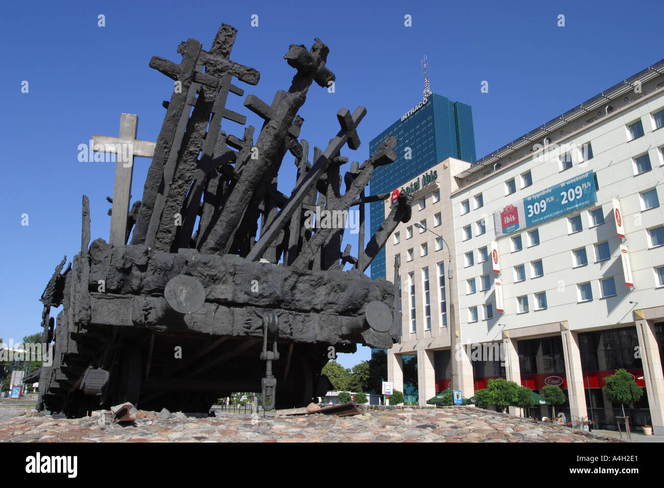 Warschau Polen Denkmal der Invasion der sowjetischen Armee in Polen am 17.. September 1939 vor dem neuen Hotel Ibis neben der Altstadt Stockfoto