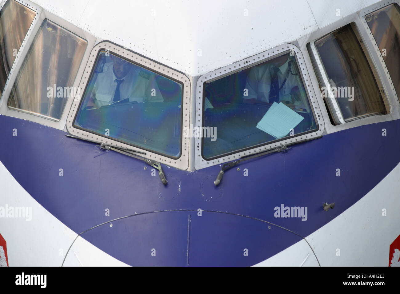 Airline Pilot und Co-Pilot bereiten Sie für die Ausreise im Cockpit einer Boeing 767-Verkehrsflugzeug Stockfoto