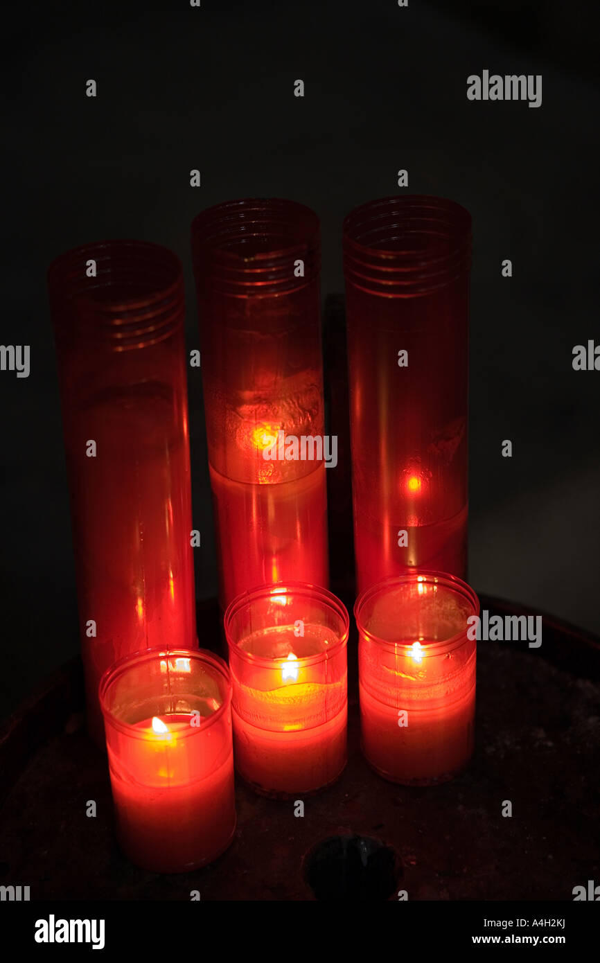 Kerzen in der Kirche Stockfoto