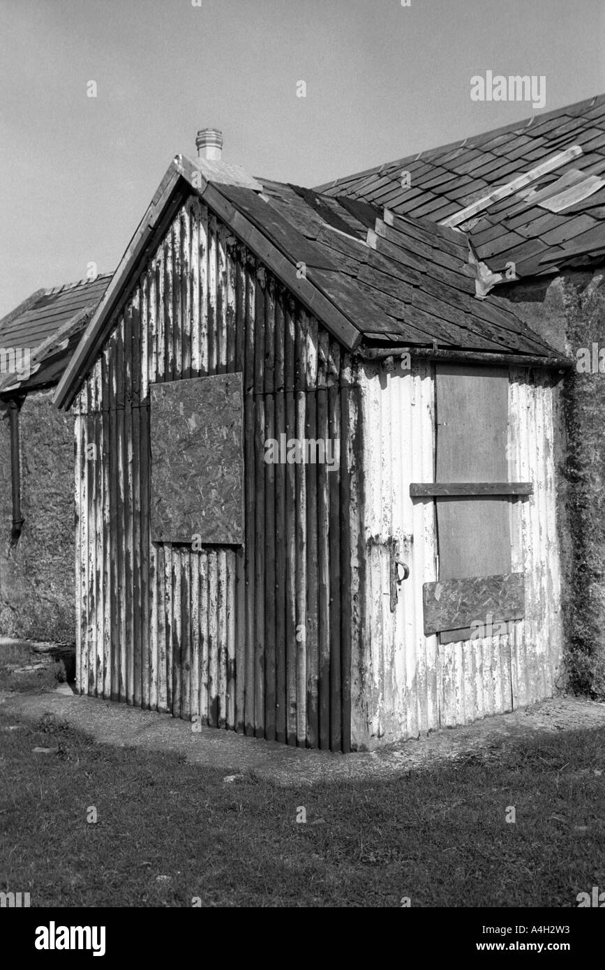 Verlassene Hütte Croft trostlos remote unbesetzten leer Schottland westlichen Inseln uk weiß isoliert, historische Gebäude aus Stein, Stockfoto