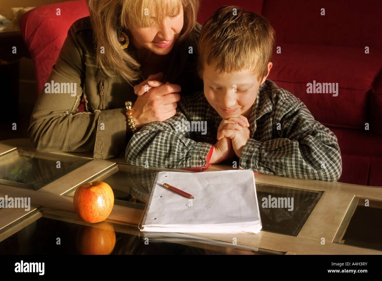 Mutter und Sohn gemeinsam beten Stockfoto