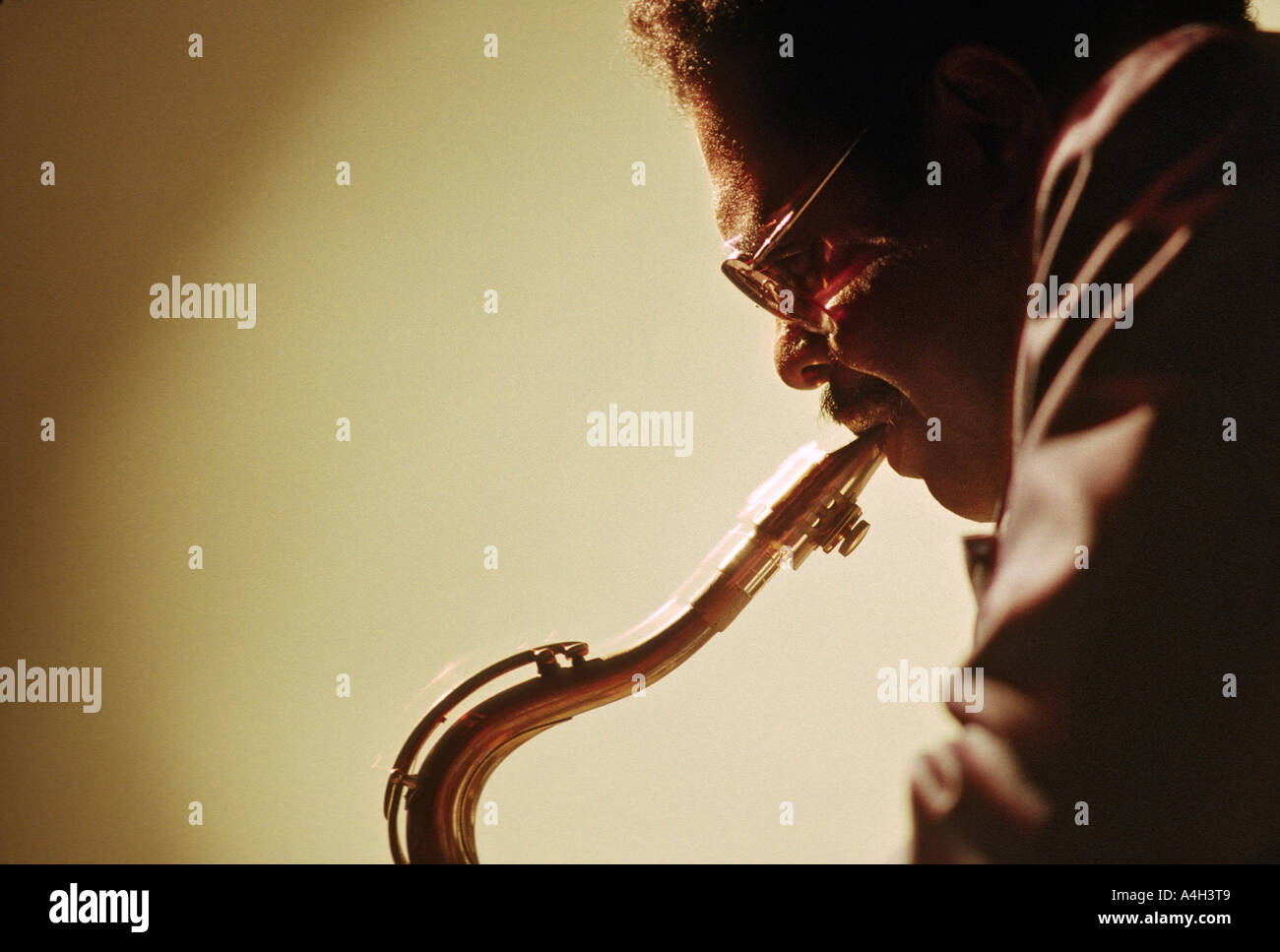 Jazz-Saxophonisten erklingt in einem Club in Florida USA Stockfoto