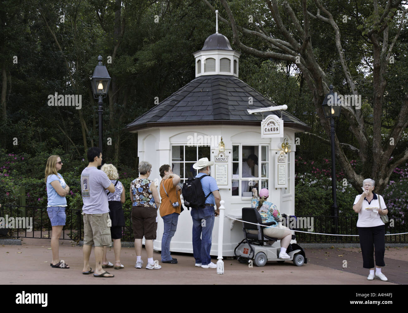 FLORIDA ORLANDO krankhaft Übergewichtige Frau in ein Elektroroller wartet im Einklang zu Trichter Kuchen kaufen Stockfoto
