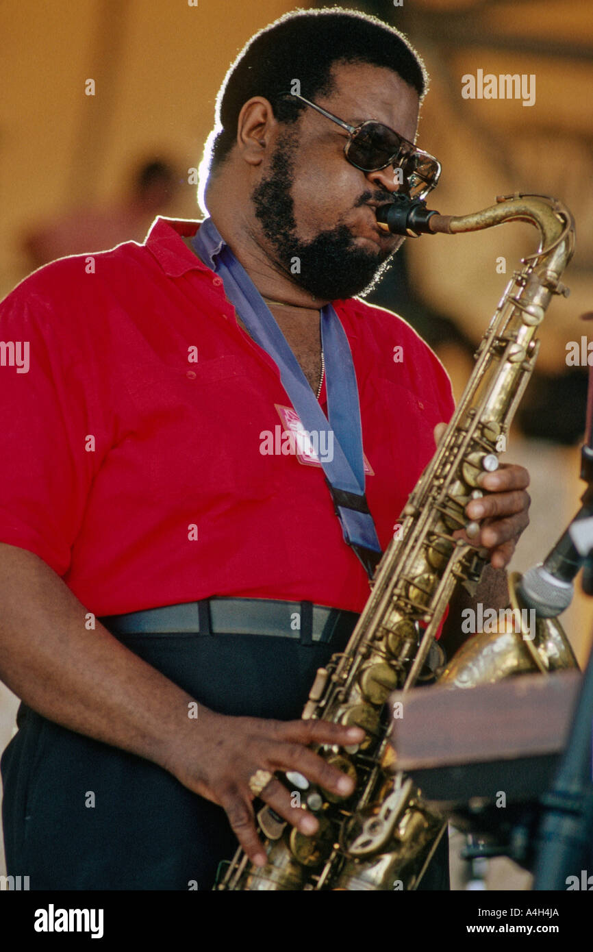 Jazz-Saxophonisten erklingt in einem Nachtclub in Jacksonville Florida USA Stockfoto