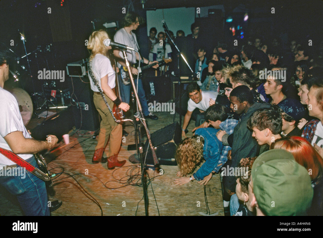 Rock-band Sonic Youth, die Durchführung in einem alternativen Club in Jacksonville Florida USA Stockfoto