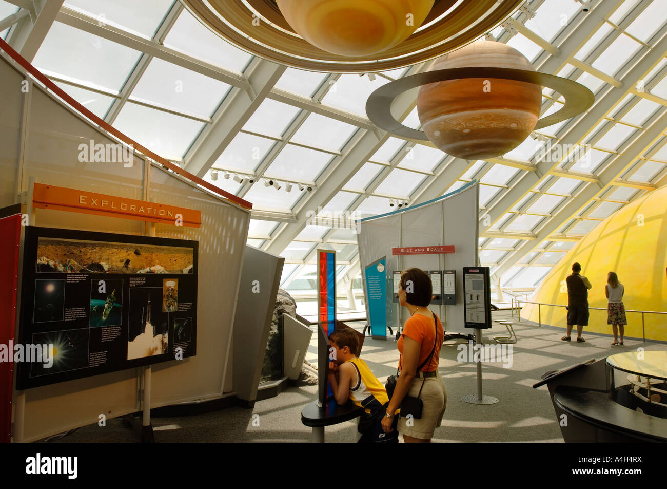 Touristen in der Raum-Ausstellung an der Adler Planetarium Chicago Illinois Stockfoto