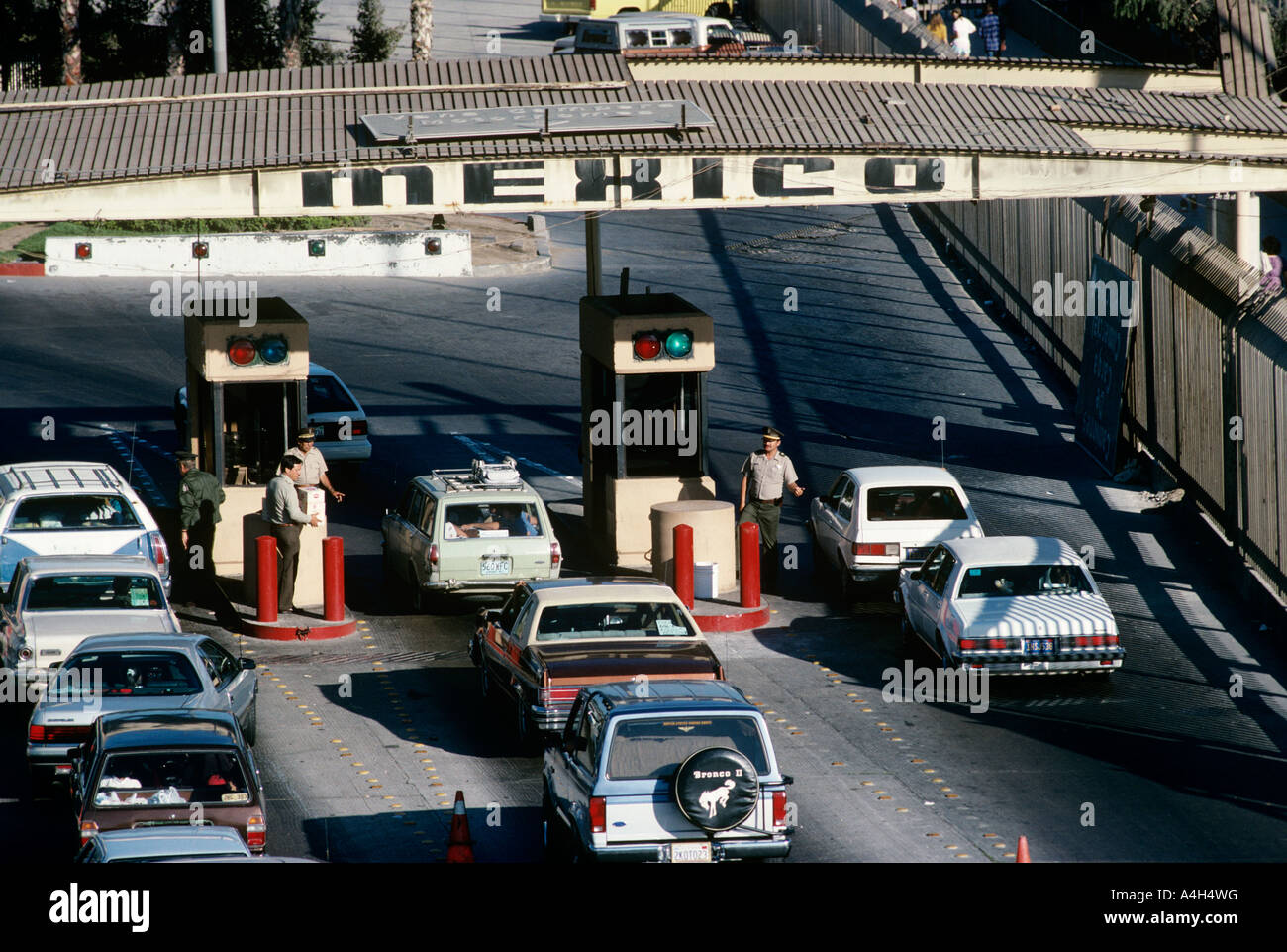 Autos in Mexiko an der Grenze bei Tijuana in den 1980er Jahren... Stockfoto