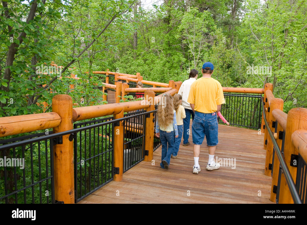 Familie auf eine schräge Mandan Dorf in Fort Abraham Lincoln State Park North Dakota Stockfoto