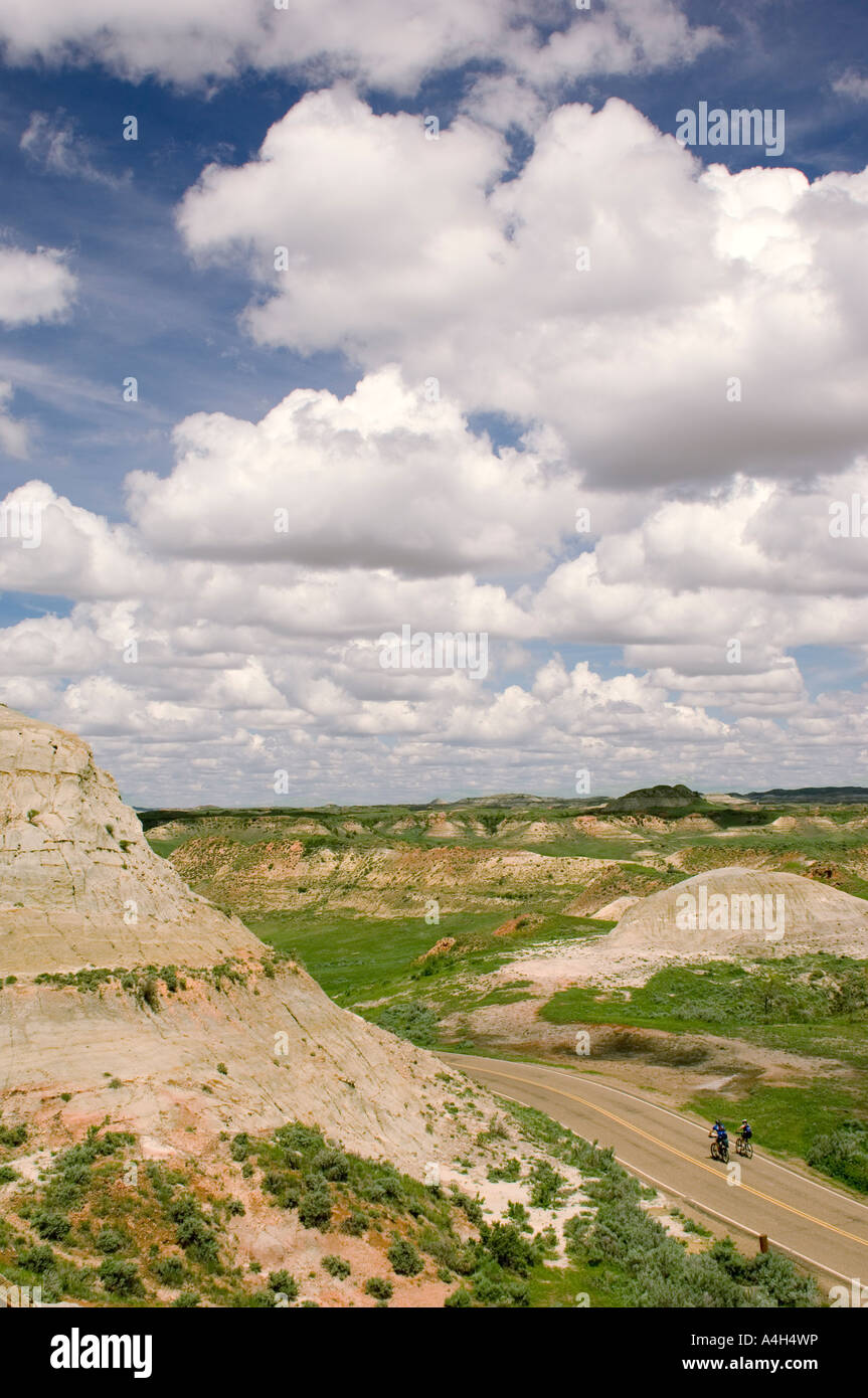 Biker auf einer Straße, auf der Durchreise im Theodore-Roosevelt-Nationalpark in North Dakota badlands Stockfoto