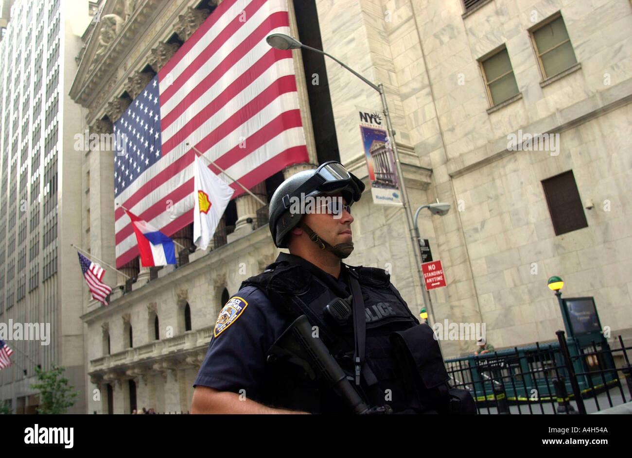 Schwer bewaffnete NYPD Offiziere bewachen die New Yorker Börse an der Wall St. Stockfoto