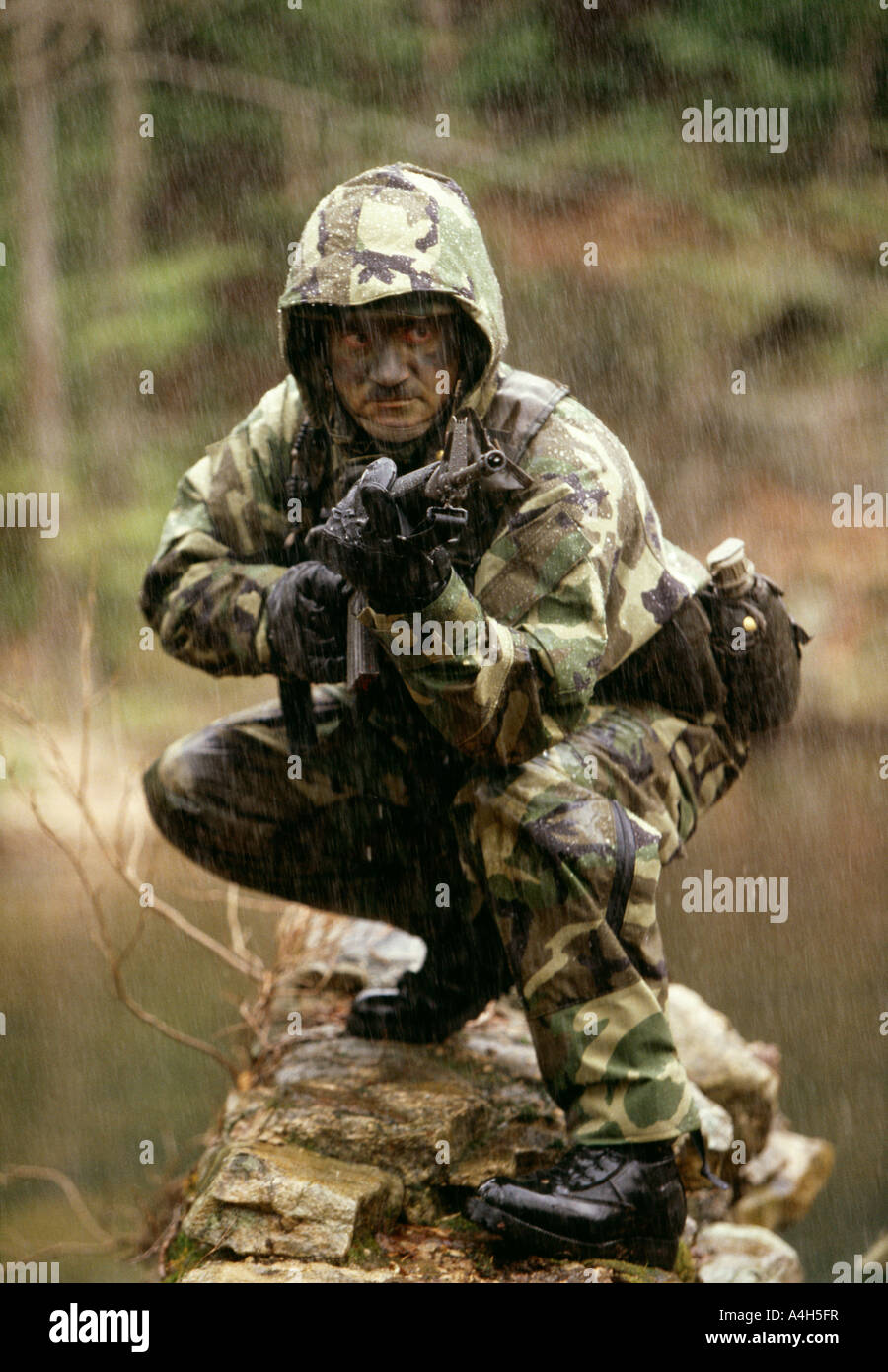 USA Mann des Militärs auf Trainingsmission im Regen, Stockfoto