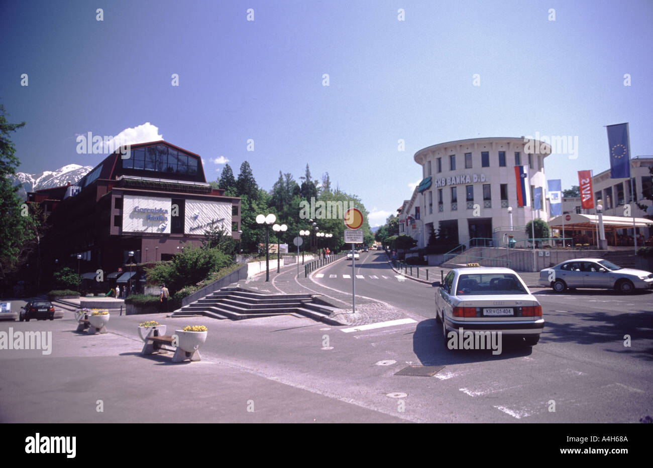 Straßenszene-Einkaufszentrum und Hotel am Ljubljanska Straße Autos auf der Straße Bled Slowenien Stockfoto
