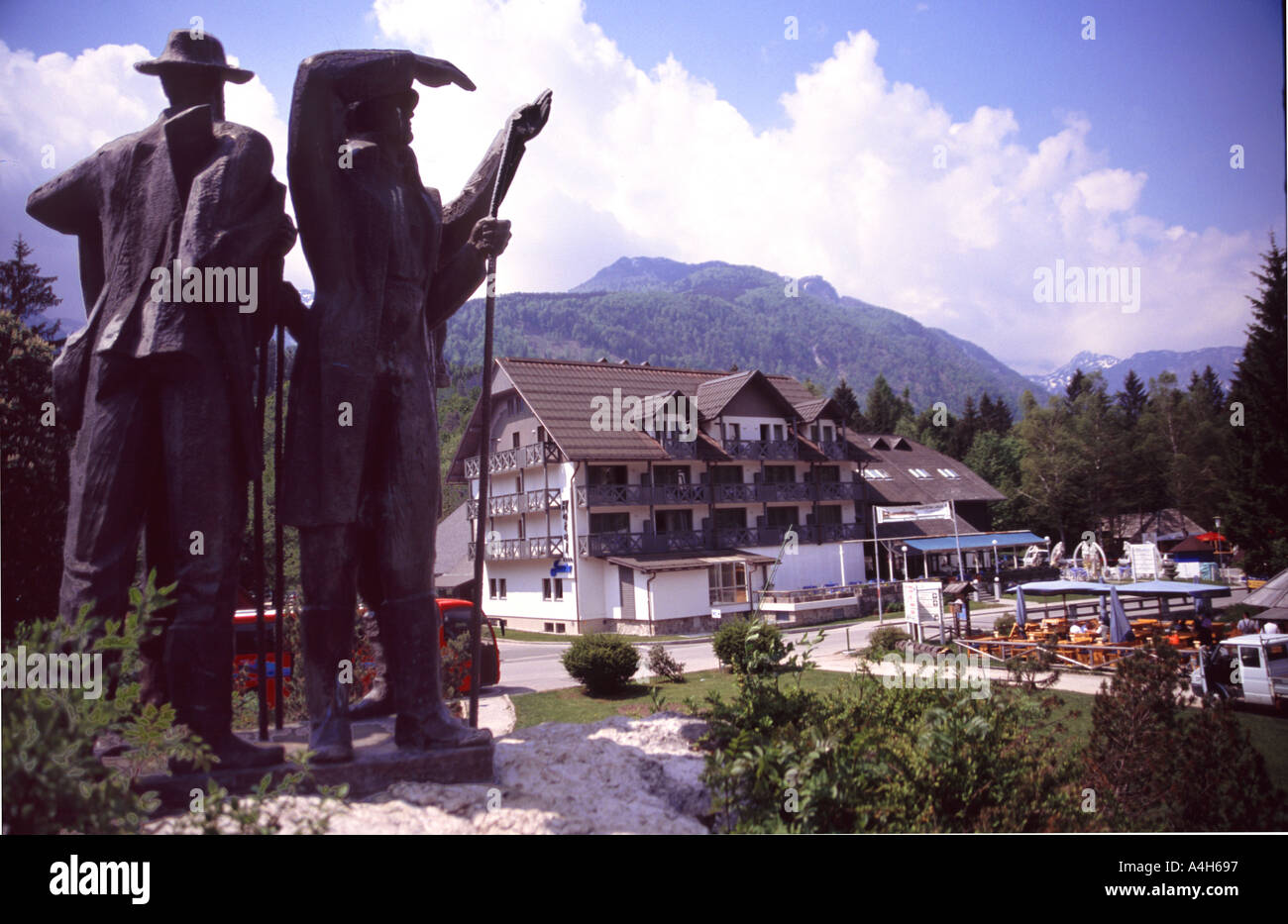 Triglav-Pioniere-Statue mit Hotel und Café im Hintergrund in Bohinj in Ribcev Laz Slowenien Stockfoto