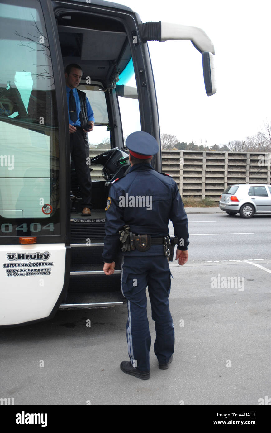 Polizist sagt ein Busfahrer auf Wien Österreich bewegen Stockfoto