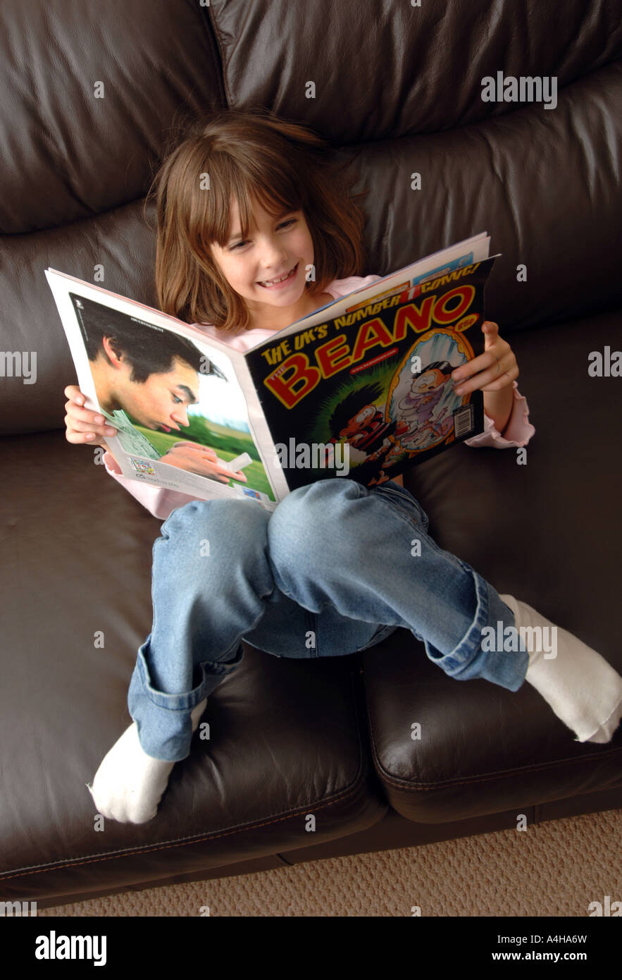 Comic, Mädchen Beano lesen Comics, Comics Stockfoto