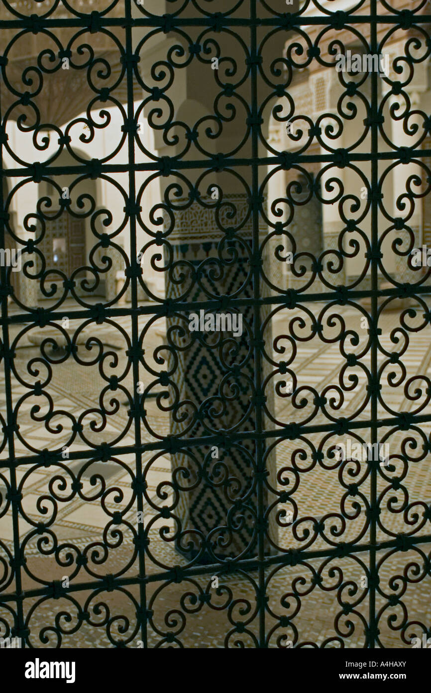 Marrakesch Marokko Marrakesch Museum, alte Palast Mnebhi, maurische Architektur, Musée de Marrakech, Fondation Omar Benjelloun, Musée de Marr Fenster Stockfoto