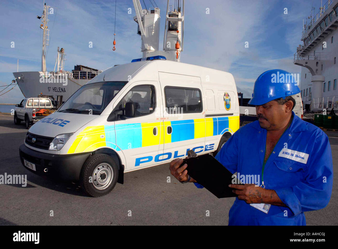 Polizei van wird auf St. Helena-Schiff im Portland Hafen in Dorset, Großbritannien für den Transport auf der Insel geladen Stockfoto