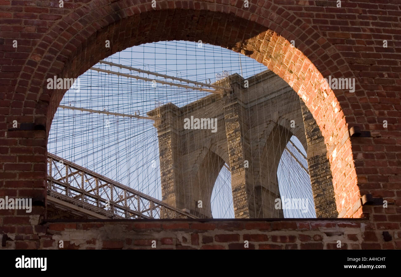 Brooklynbrücke durch Torbogen Stockfoto