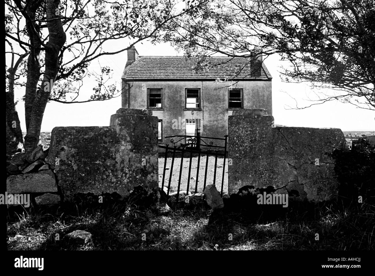 in der Connemara Irland getroffen war Haus aufzugeben und Aufnahme auf Schwarzweißfilm auseinanderfallen Stockfoto