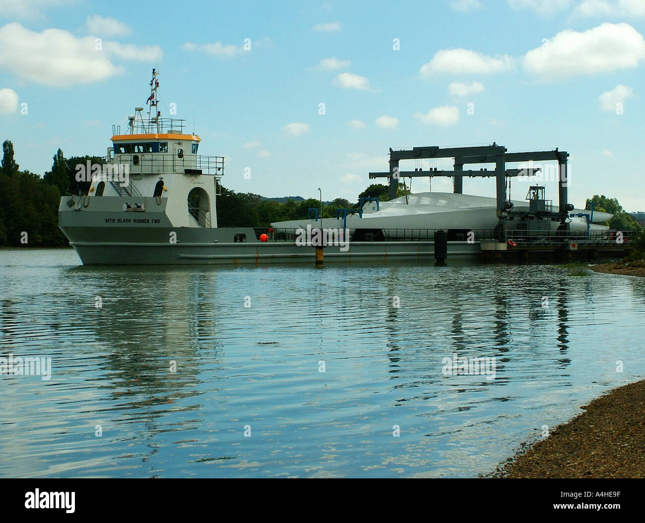WInd Farm Turbinenschaufeln Fluss transportiert werden Stockfoto