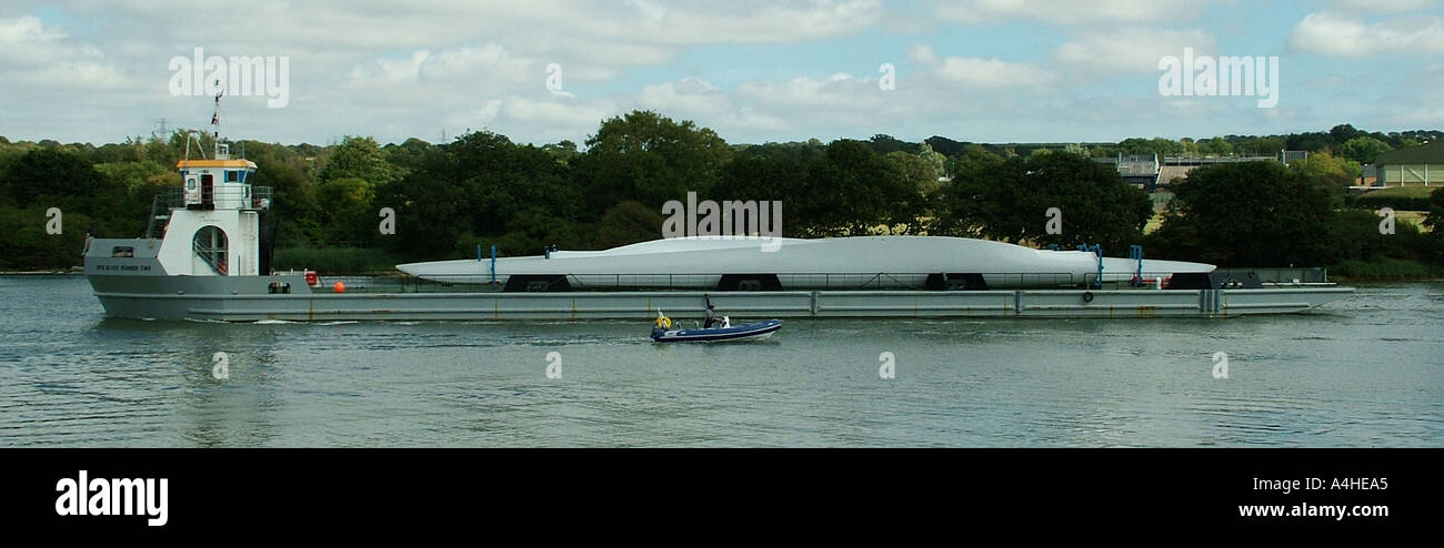 WInd Farm Turbinenschaufeln Fluss transportiert werden Stockfoto