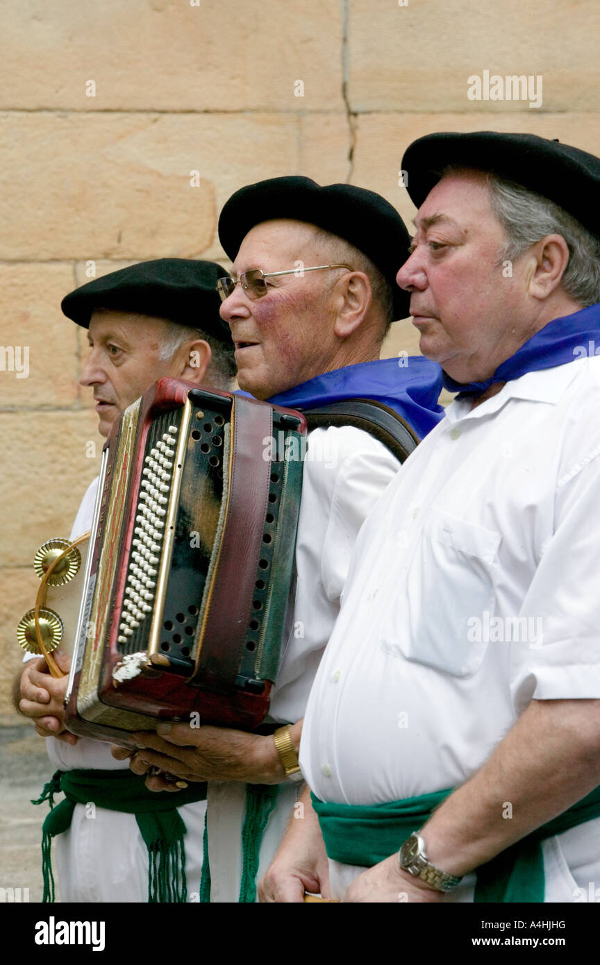 Drei ältere baskischen Männer tragen schwarze Barette, unserer lieben Frau von Begoña Festival, 15 August 06, Basilica de Begona, Bilbao Stockfoto