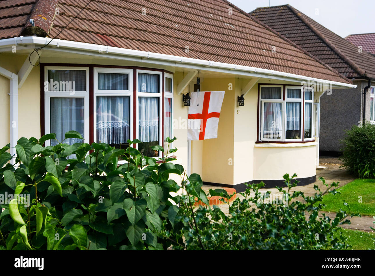 Bungalow mit St George Flagge im Veranda-Weg Stockfoto