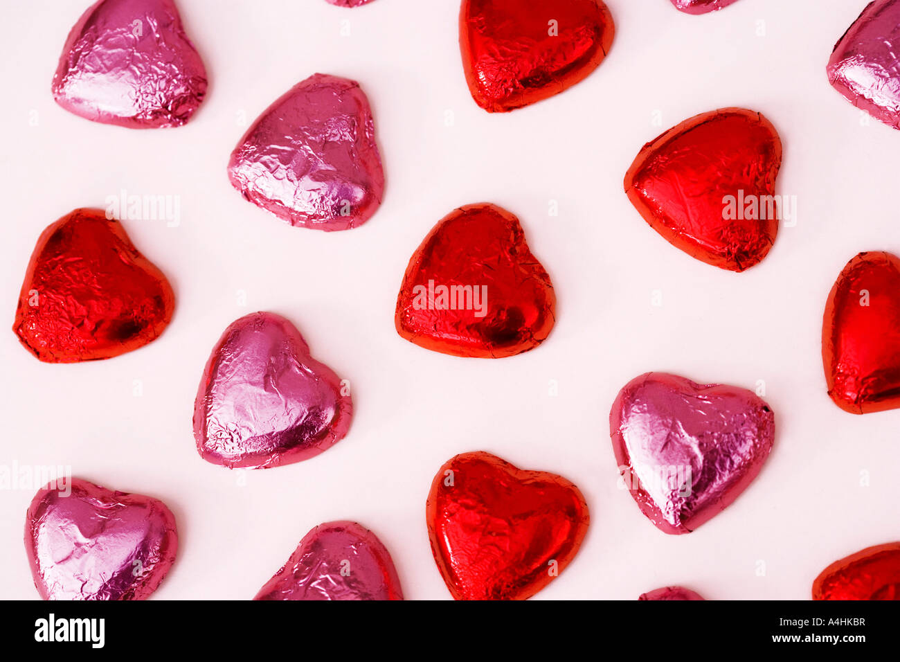 Rosa und rote Folie bedeckt Schokolade Stockfoto