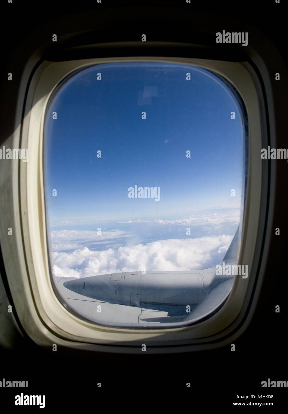 Blick aus dem Fenster im Flugzeug Stockfoto