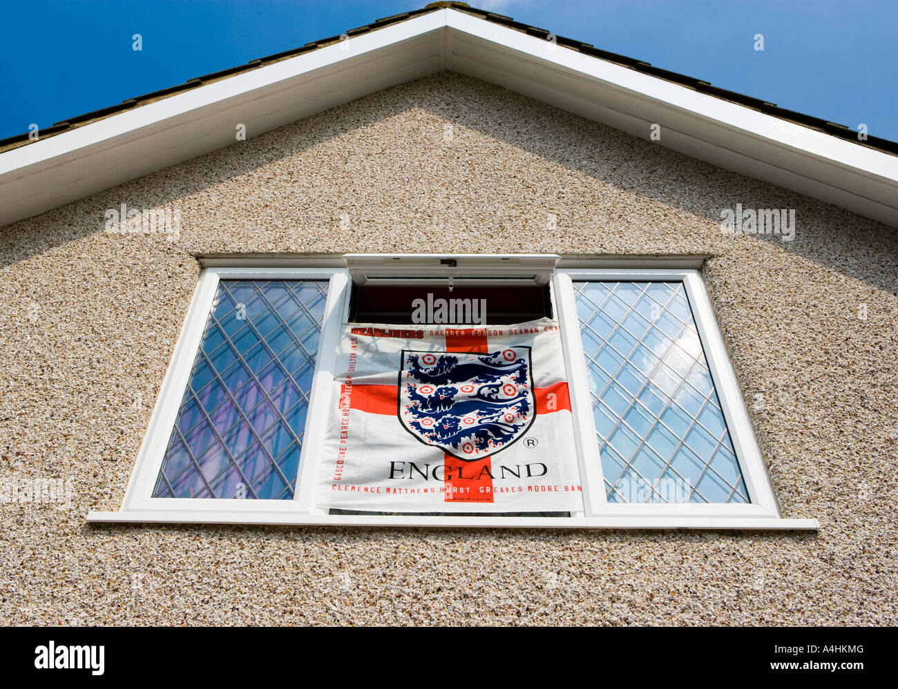 England Flagge hängt am Fenster Stockfoto