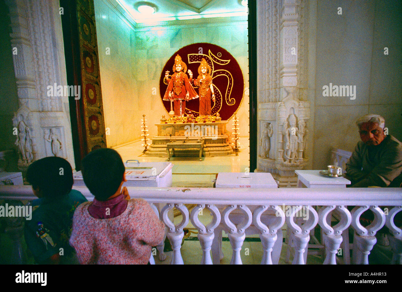 Jaipur Indien neue Tempel Kinder betrachten Radha Krishna im Allerheiligsten des Tempels Stockfoto Jaipur Indien neue Tempel Kinder betrachten Radha Krishna im Allerheiligsten des Tempels Stockfoto