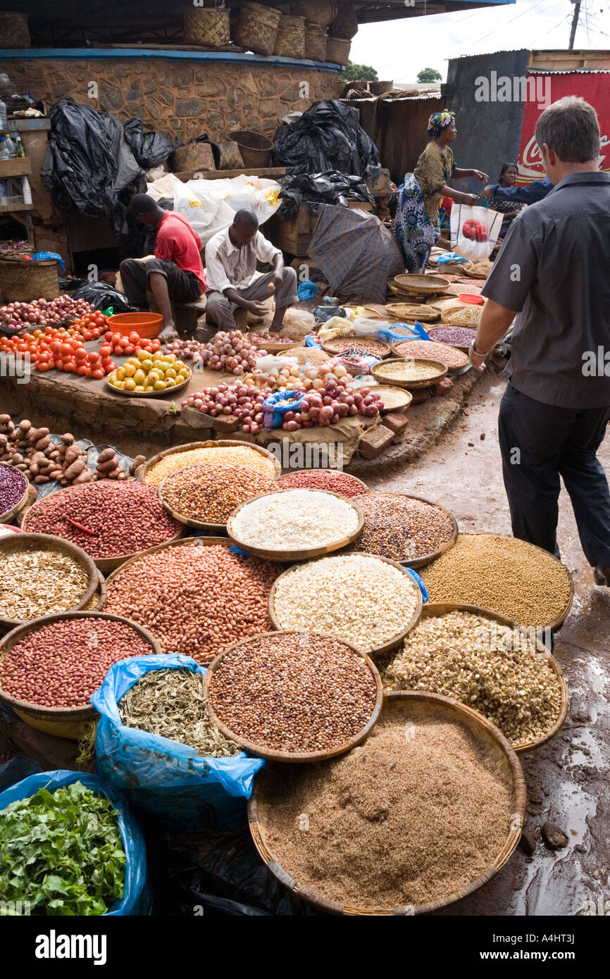 Getreide, Bohnen Gewürze Nüssen und Samen zum Verkauf auf dem Markt von Lilongwe-Malawi-Afrika Stockfoto