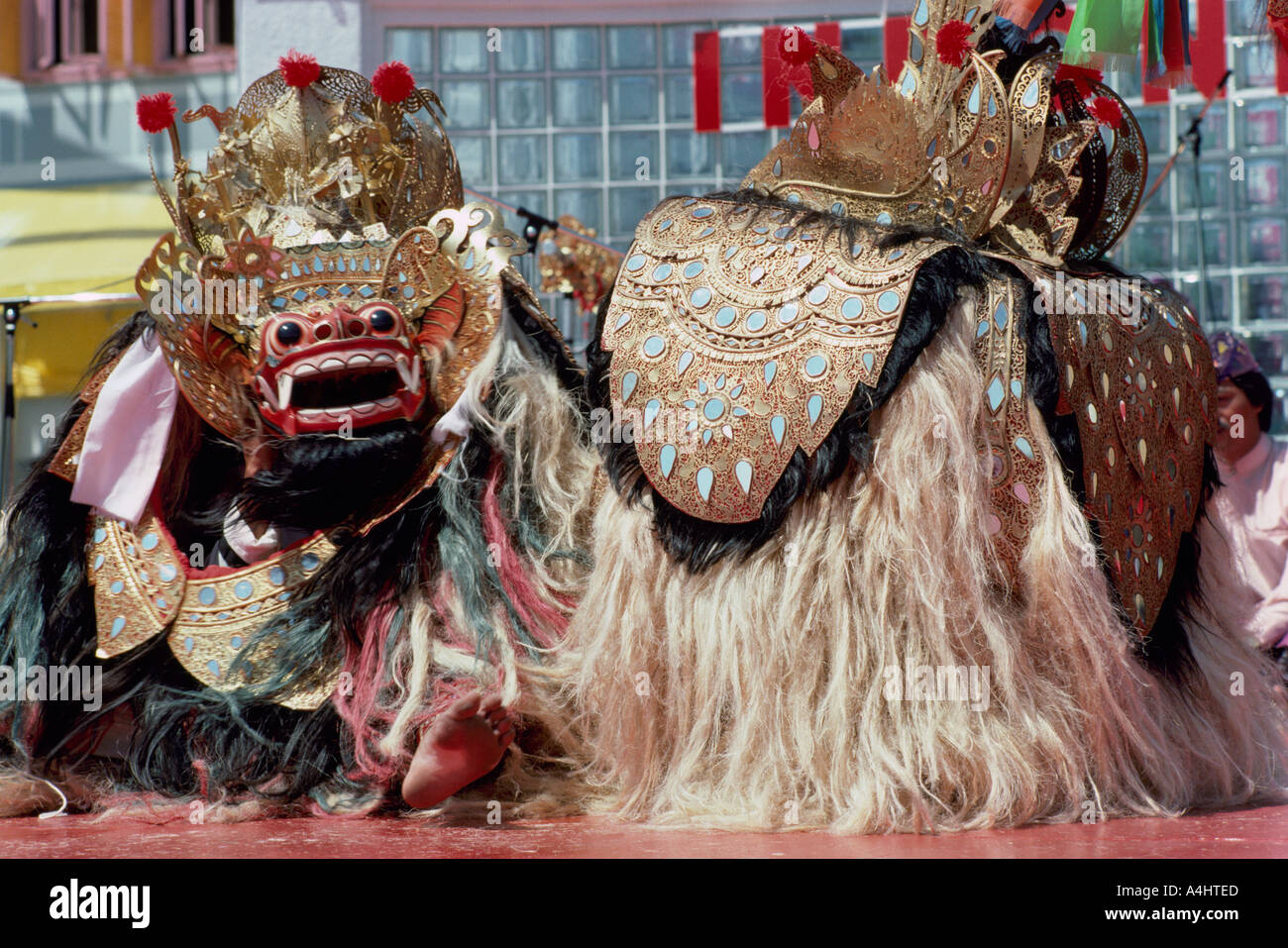 Barong Tänzerinnen und Tänzer aus Indonesien eine traditionelle indonesische Lion Tanz-Performance auf der Bühne tanzen Stockfoto
