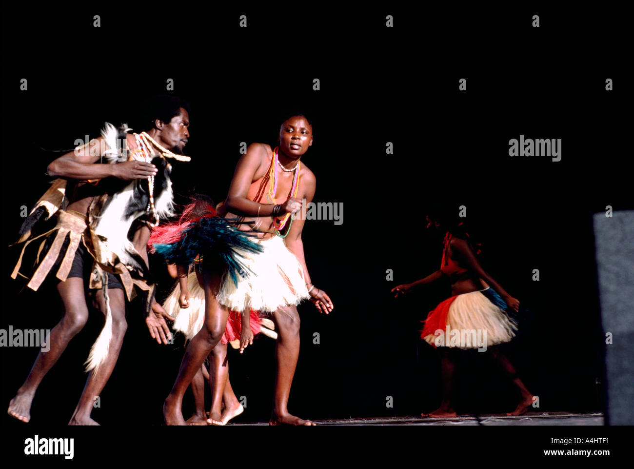 Afrikanischen Tänzerinnen aus Côte d ' Ivoire (Elfenbeinküste) in Westafrika einen traditionellen Tanz im Kostüm auf der Bühne Stockfoto