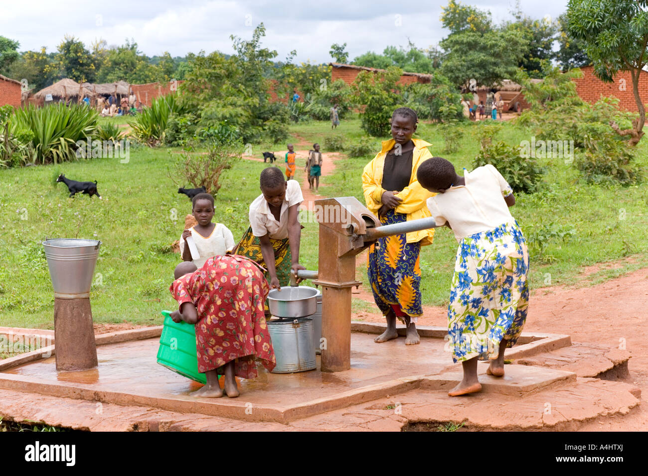 Village Pump in das Dorf Chagamba, Malawi, Afrika Stockfoto