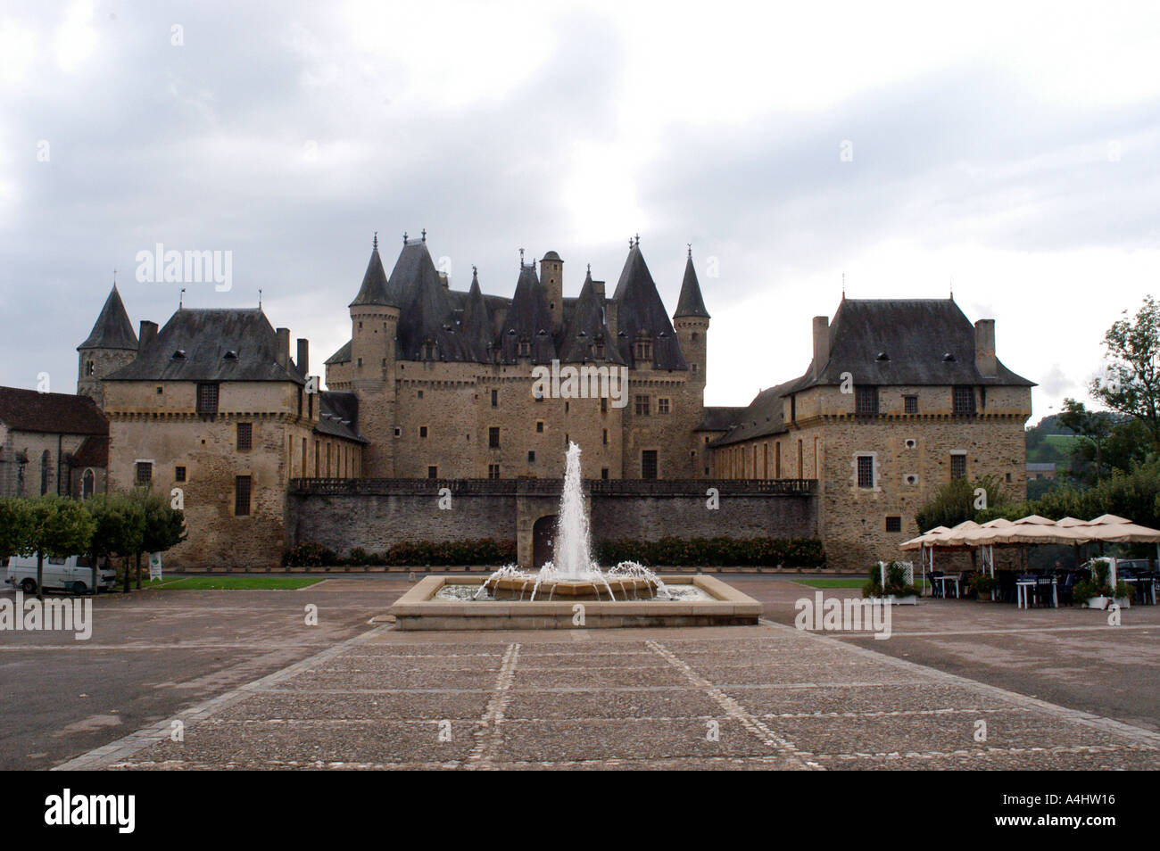 Jumilhac le Grand Französisch Schloss mit Brunnen Stockfoto