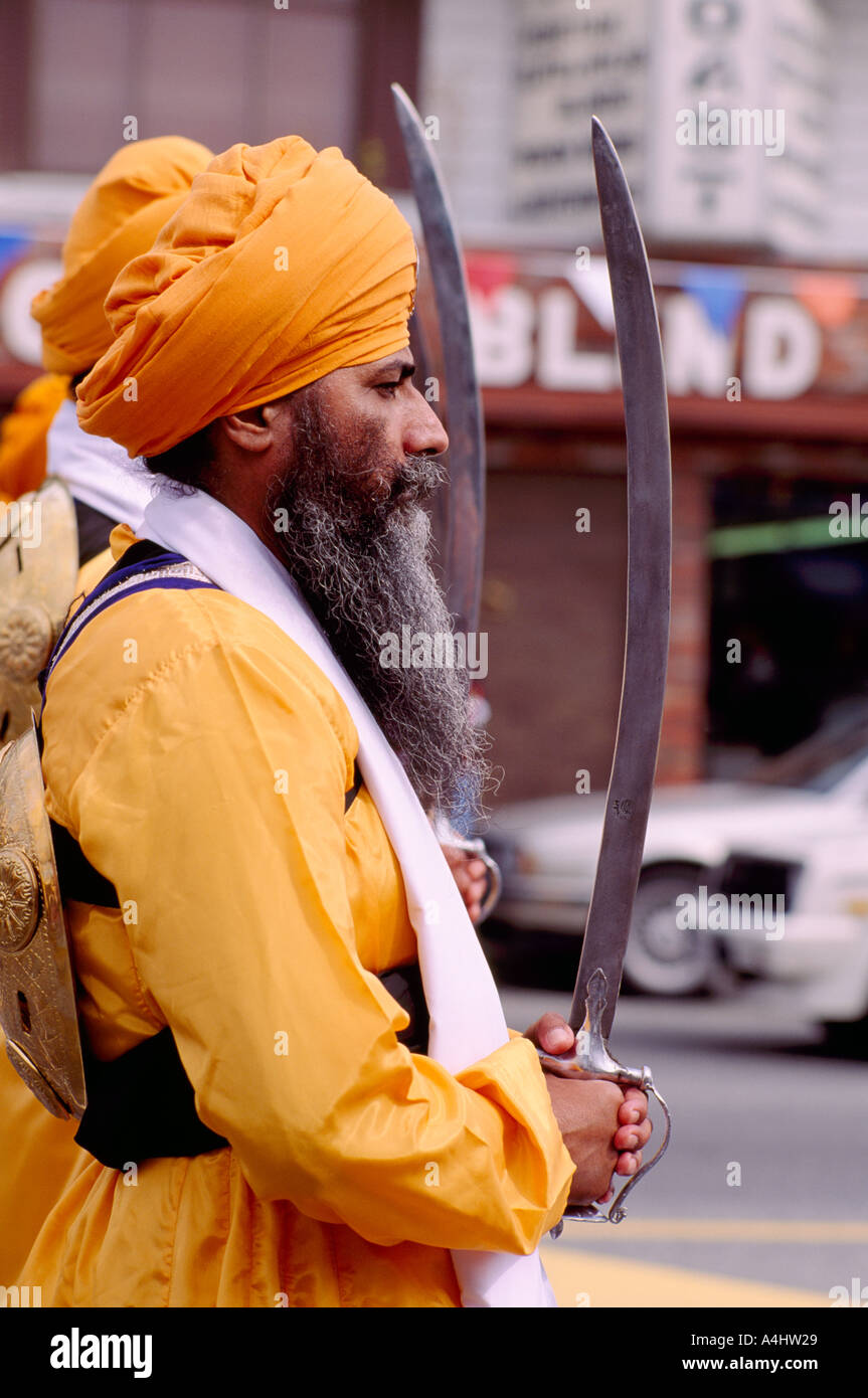 Vaisakhi Festival, Vancouver, BC, Britisch-Kolumbien, Kanada - Sikh Mann marschieren mit Dolch in Sikhs ostindischen Parade Stockfoto