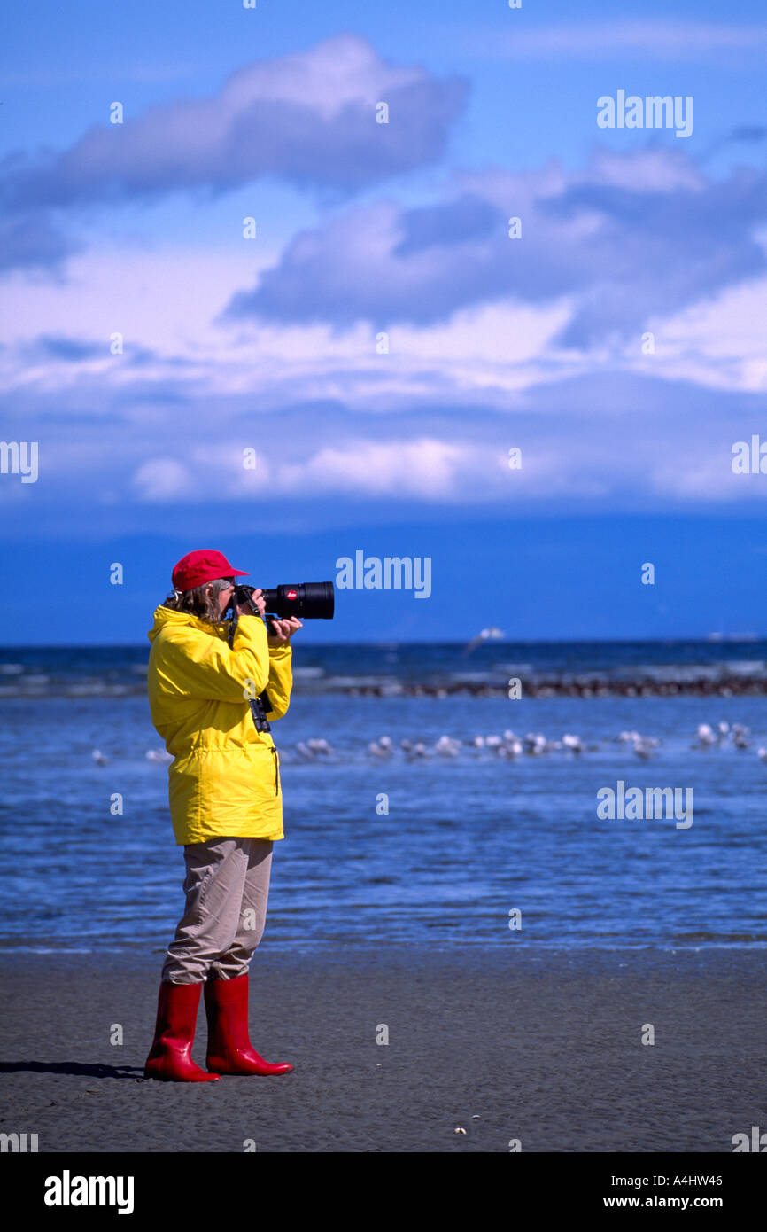 Fotograf mit dem Fotografieren mit Teleobjektiv vor der Kamera, auf der Westküste von Vancouver Island, BC, British Columbia, Kanada Stockfoto