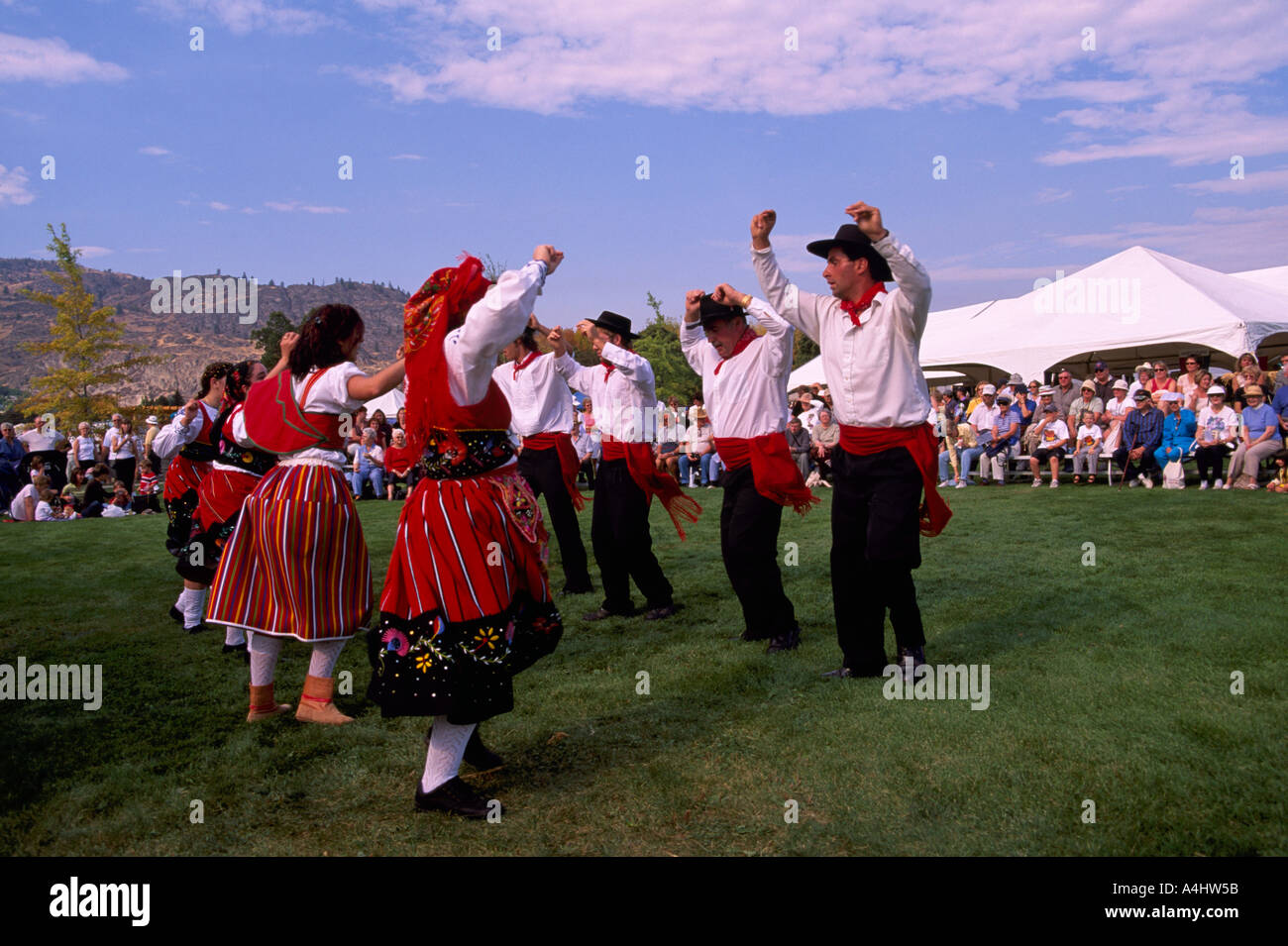 Portugiesische Volkstänzer tanzen in Tracht beim jährlichen Festival der Traube, Oliver, BC, Britisch-Kolumbien, Kanada Stockfoto