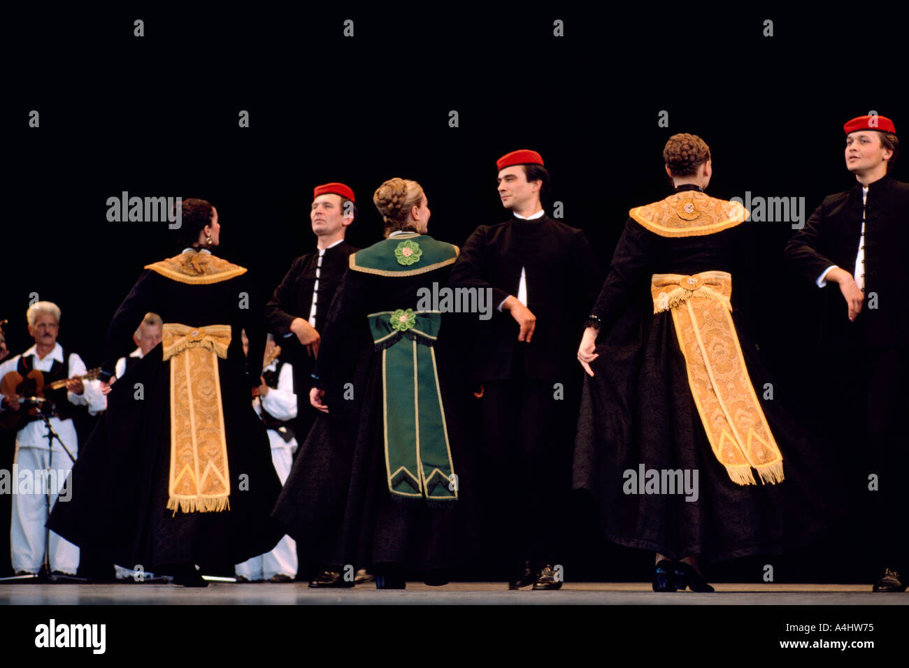 Eine kroatische Folkloregruppe auf der Bühne in traditioneller Tracht Stockfoto