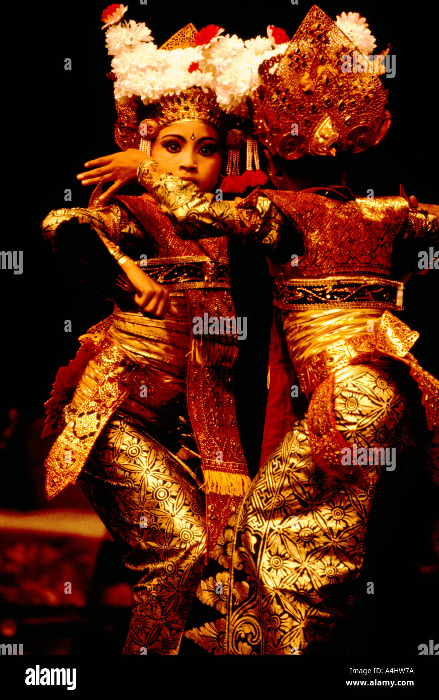 Legong-Tänzerinnen - balinesische Mädchen tanzen klassischen Tanz-Performance und tragen Tracht aus Bali, Indonesien Stockfoto