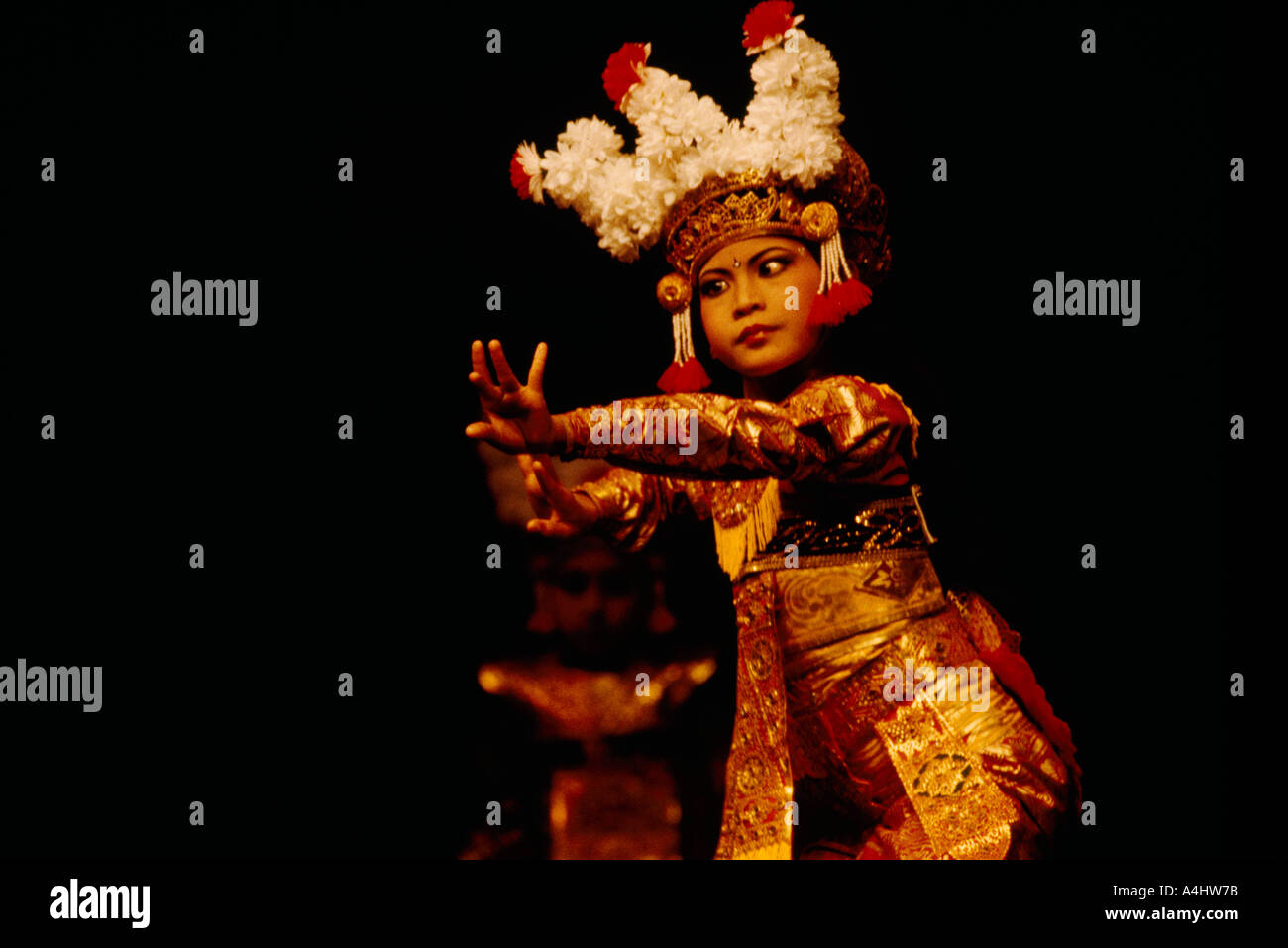 Legong Dancer - Young balinesische Mädchen tanzen klassischen Tanz-Performance und tragen Tracht aus Bali, Indonesien Stockfoto