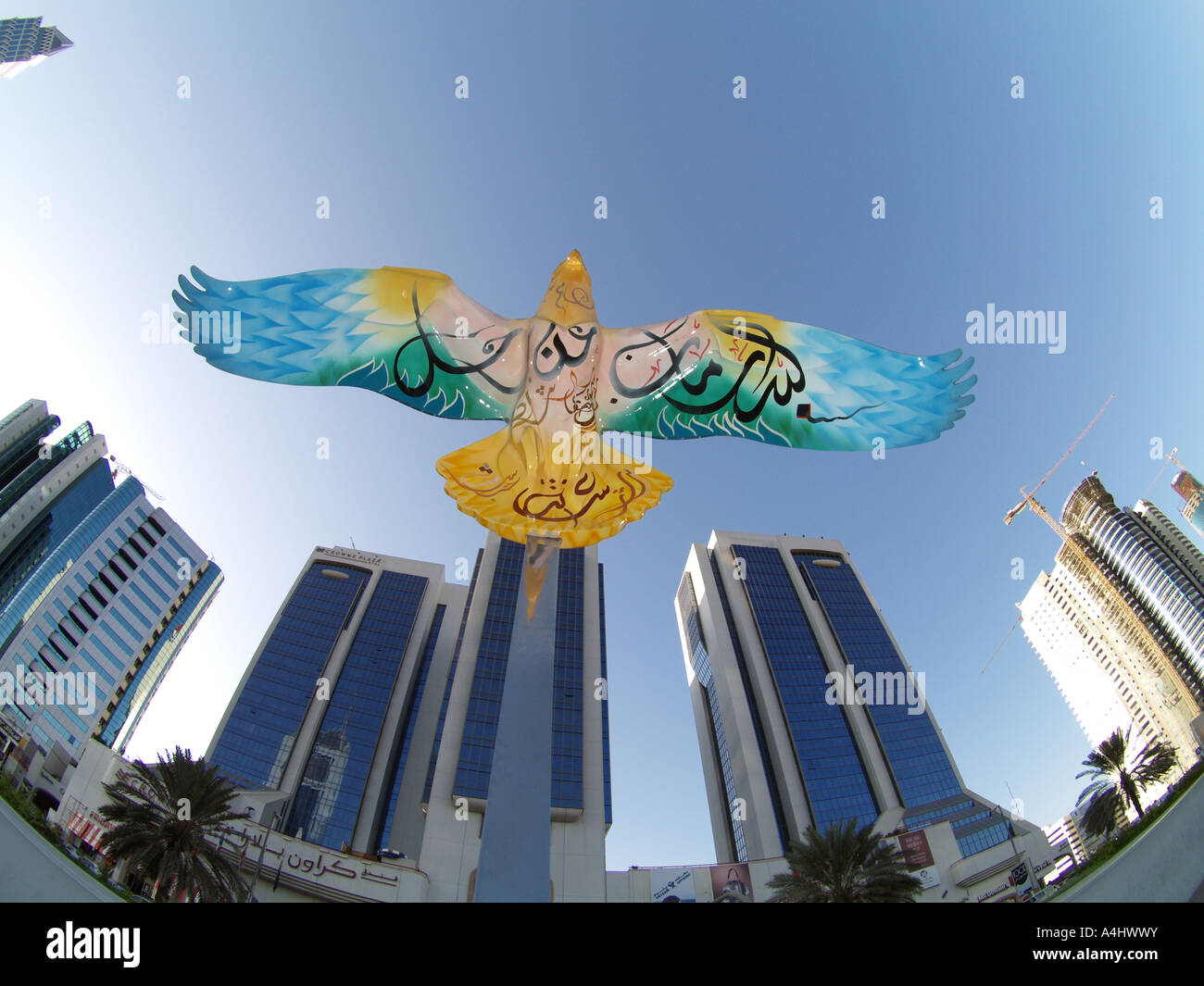 Dubai, Sheikh Zayed Road, moderne Skyline, Falcon Skulptur, Emirates Towers Stockfoto