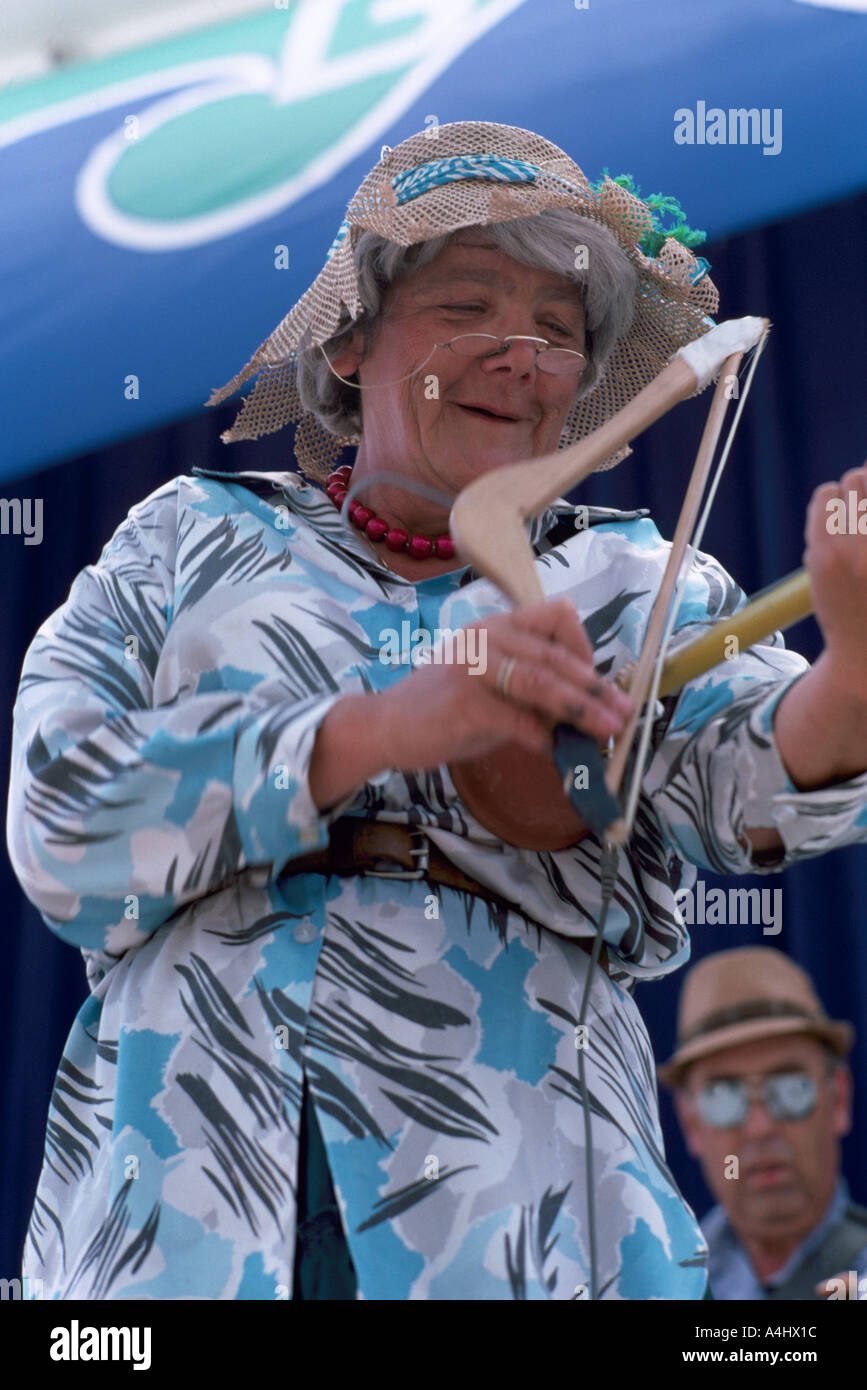 Hillbilly Musiker Sänger singen und spielen Bluegrass Musik auf ungewöhnlichen Instrumenten - Kleiderbügel & WC-Schüssel-Kolben Stockfoto
