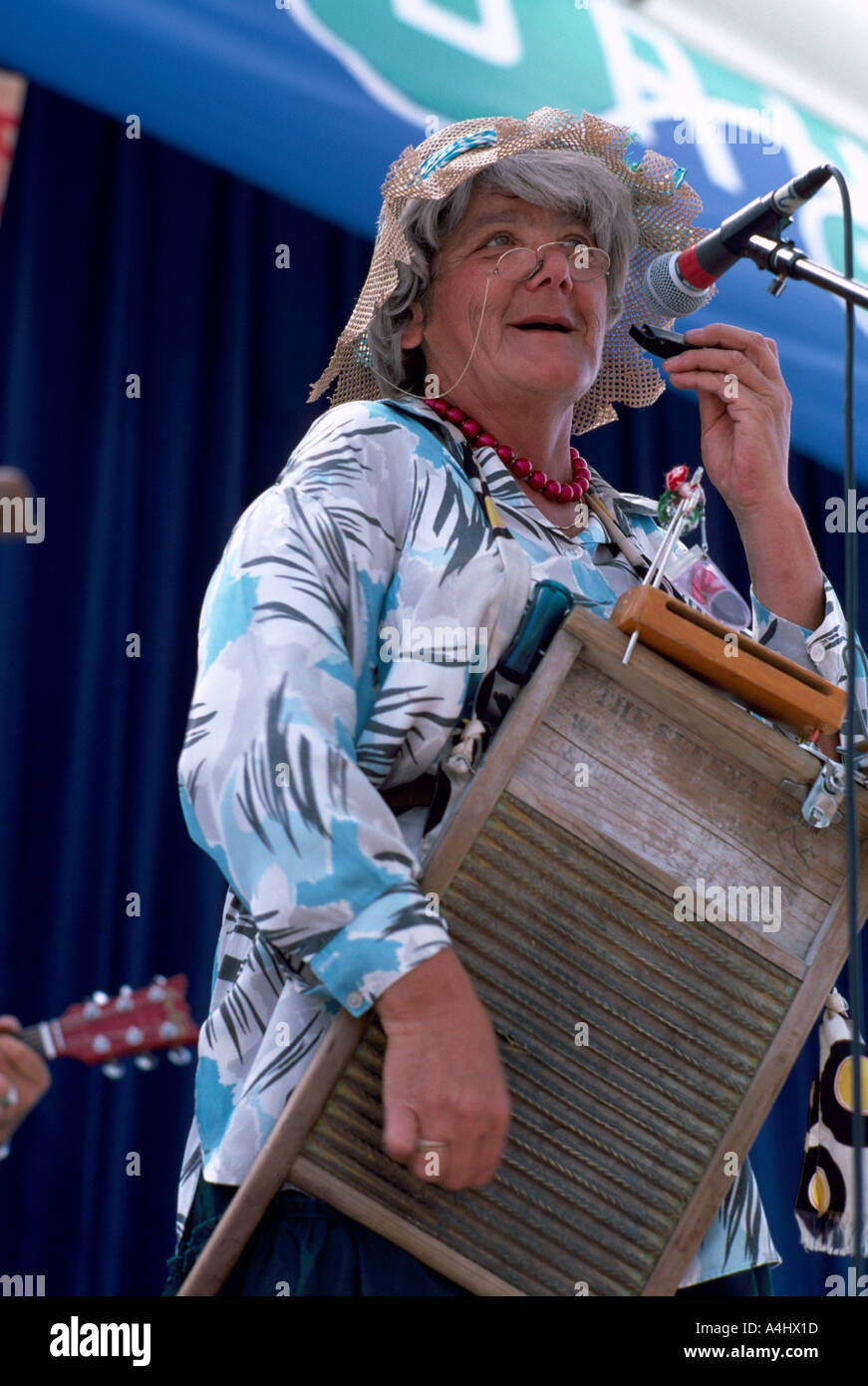 Hillbilly Musiker Sänger singen und spielen Bluegrass Musik auf ungewöhnliche Waschbrett-Instrument Stockfoto