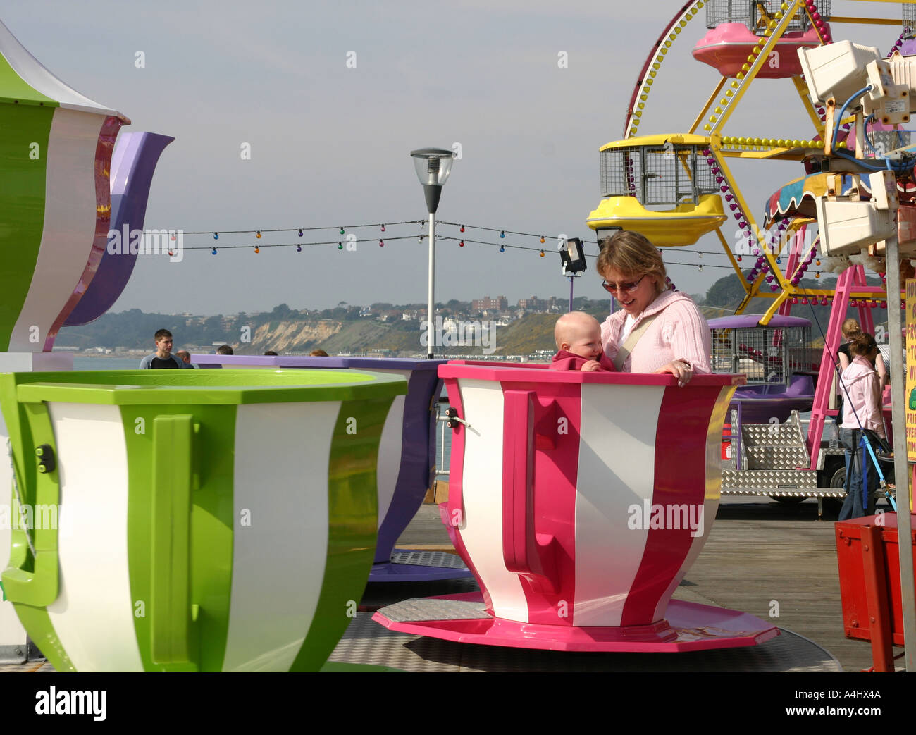 Mutter und Baby am Messegelände fahren Stockfoto