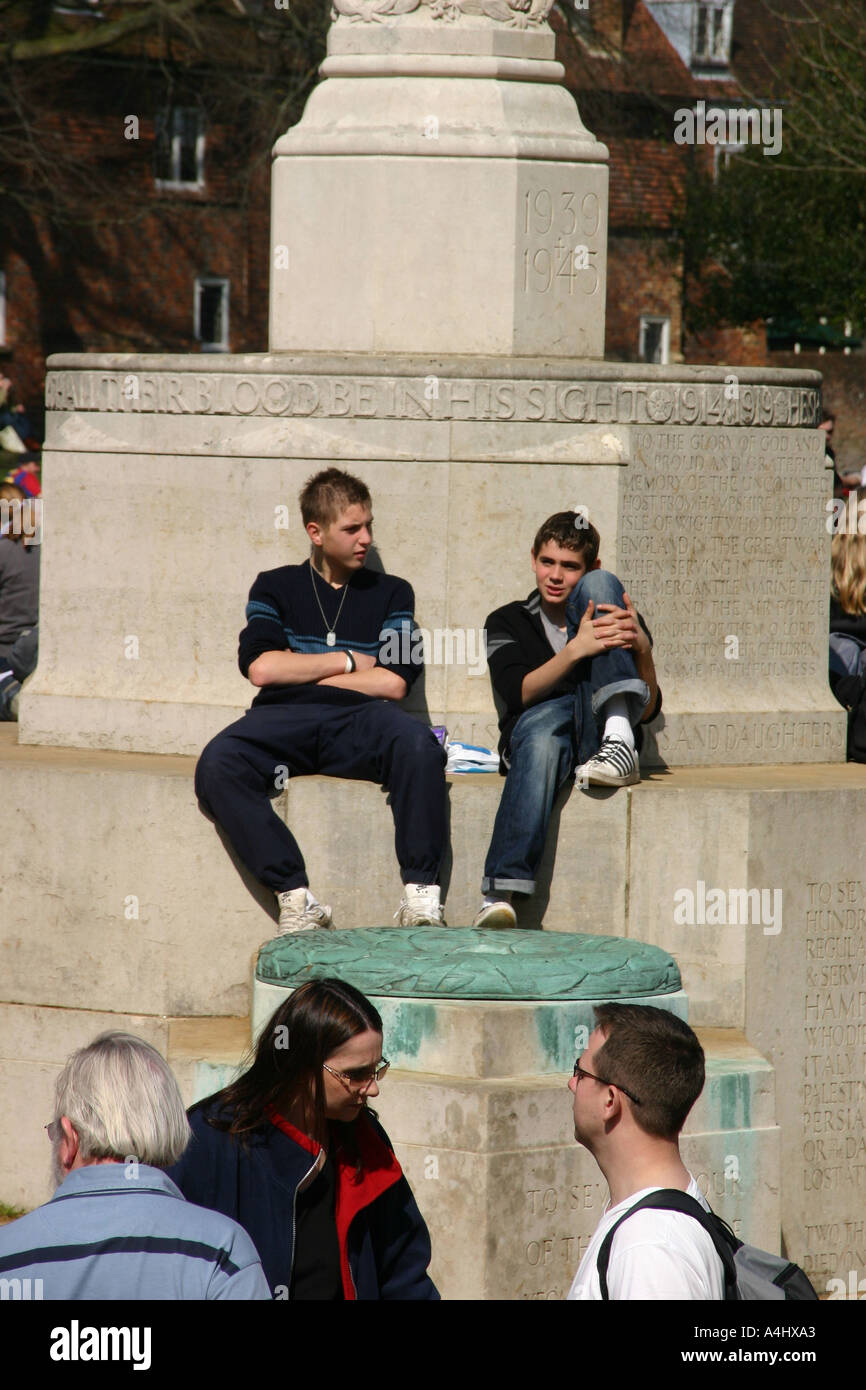 Jugendliche am Kriegerdenkmal Stockfoto