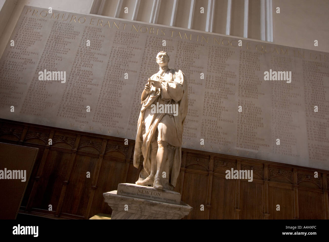 Statue von Sir Isaac Newton am Trinity College in Cambridge UK Stockfoto