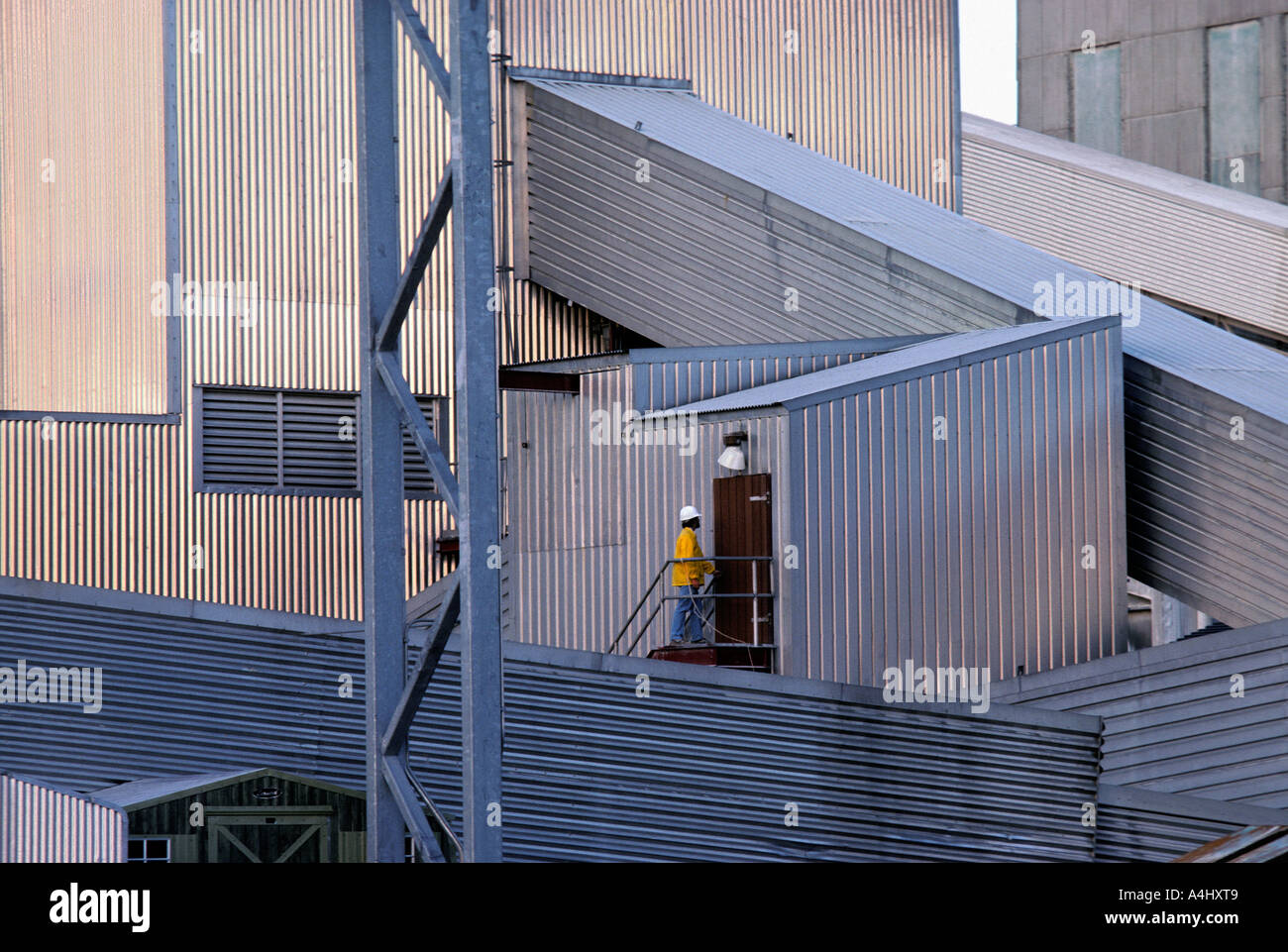 Arbeiter stehen außerhalb einer Fabrikgebäudes Stockfoto